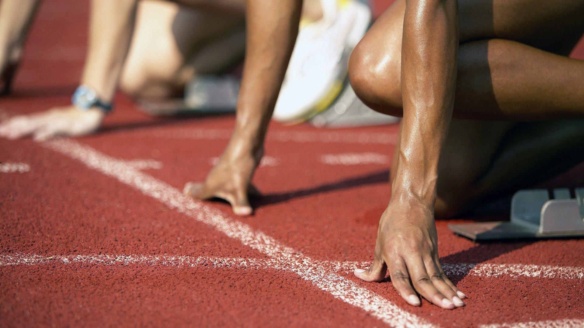 空中惊现温情一幕！挚友万米高空喂饼C罗，球迷直呼，这友谊太甜！