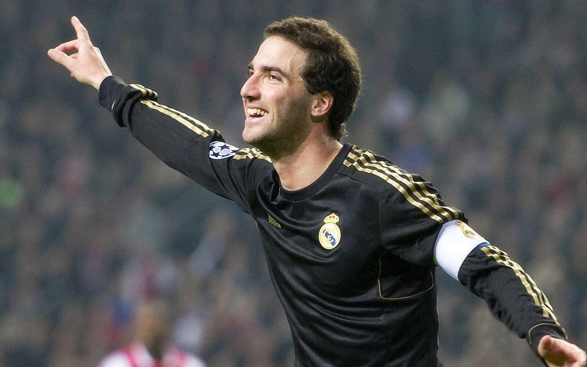 拜仁天价彩票大猜想，吕特？圣克鲁斯？还是莱万？德甲豪门引援谜题引发全球热议