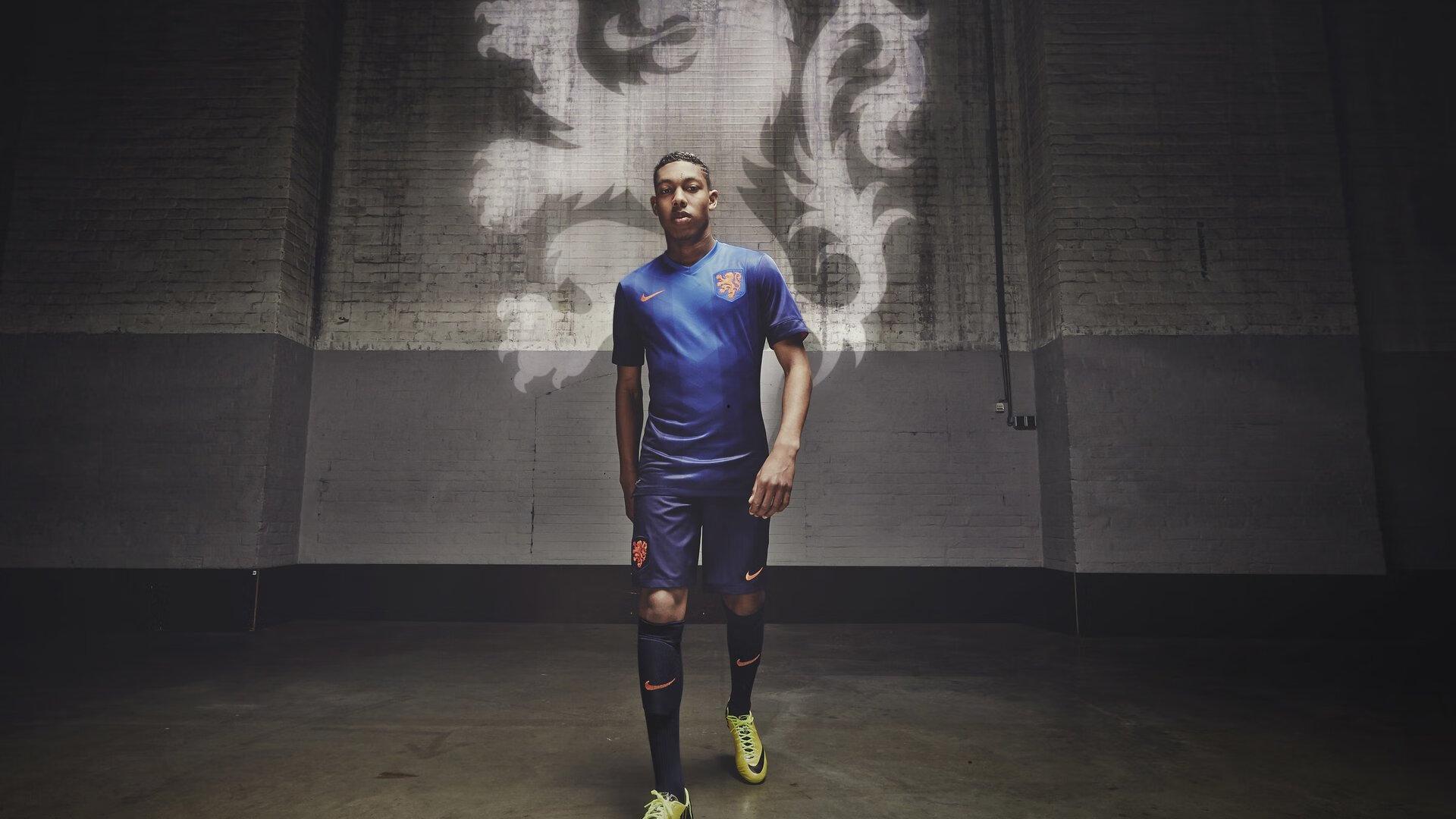 深夜阅读震撼弹，绿茵场上那个身影，真是我们熟悉的他吗？